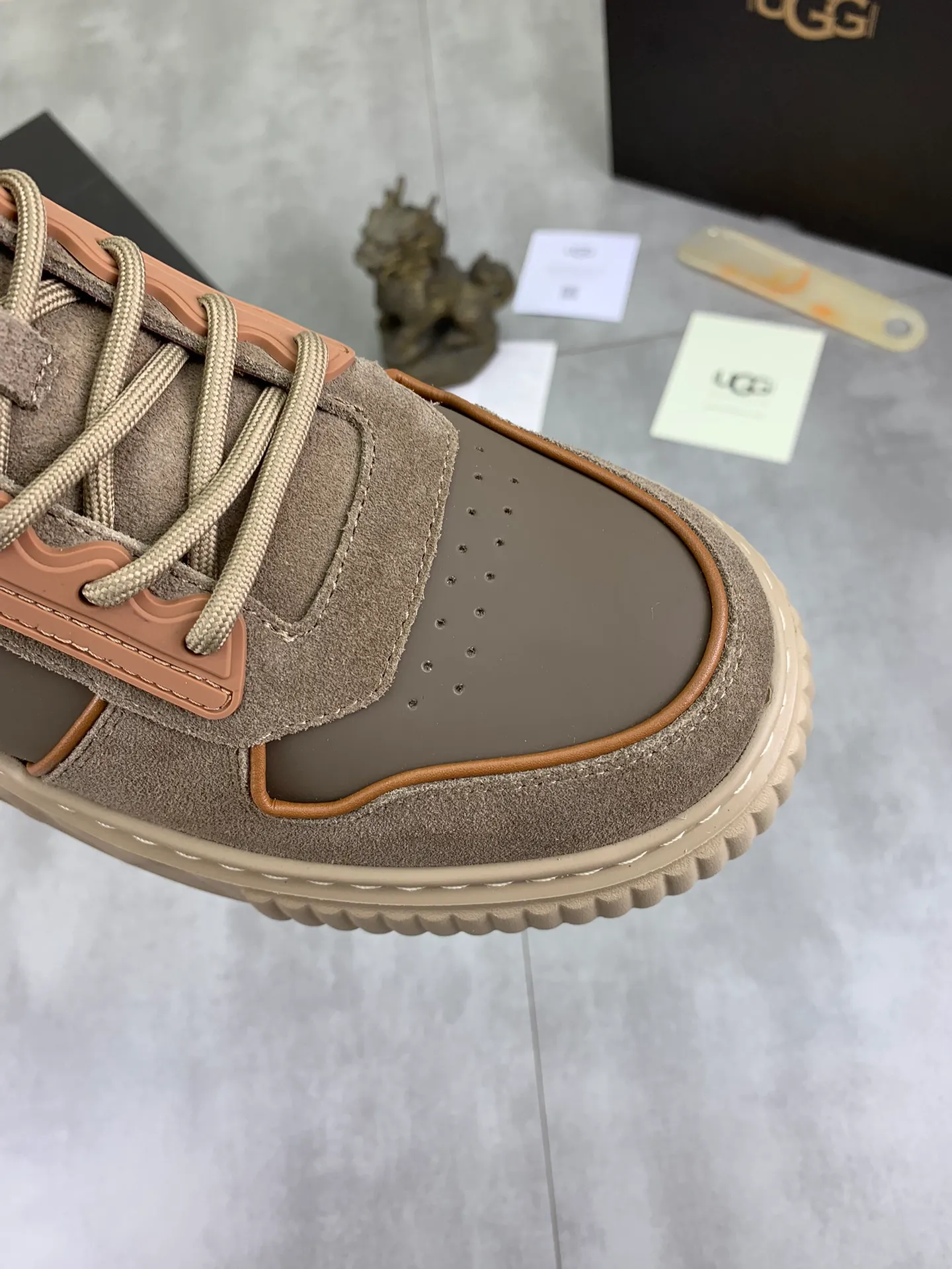 Men's shoes 💰P640 [New style] 💰 🆘 "Real wool" [UGG] 👉The popular men's shoes are synchronized with the official website 🔰The quality of the genuine products [satisfied] is not comparable to the imitations in the general market 🌀The upper is imported Italian frosted cowhide, and the lining is: foot pad 🅰️ grade 🐑Real wool👻Only Grade A can show the effect The hand feels smooth and delicate 🔱The shoe shape is grand, only genuine manufacturers can achieve it 🎄The perfect toughness of the original outsole 👻⬛️ can allow customers to bid farewell to one-time consumption. Real wool lining, super warm. Available in brown or gray. Number of yards: 39-44
